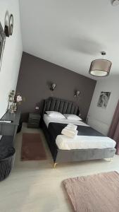 a bedroom with a large bed and a black wall at Pensiunea Heaven in Alba Iulia
