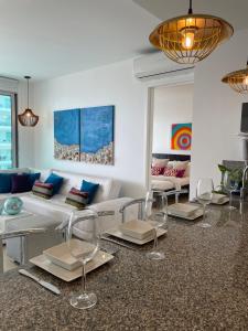 a living room with a white couch and chairs at Edificio Morros Epic Lujo con Panorama in Cartagena de Indias