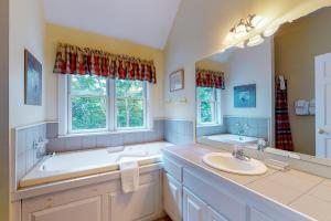 y baño con bañera, lavabo y espejo grande. en 41 Snow Lane, en Ludlow 26 fotos más