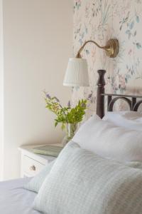 a bedroom with a bed with a lamp and a plant at Terranam Bed & Breakfast in Catoira