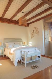 1 dormitorio con cama blanca y mesa en Terranam Bed & Breakfast, en Catoira