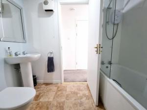 y baño con lavabo, aseo y ducha. en One Bed Holiday Home in the Heart of Inverness en Inverness