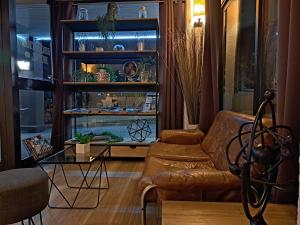 uma sala de estar com um sofá e uma mesa de vidro em Hôtel Le Collier em Antibes mais 43 fotografias