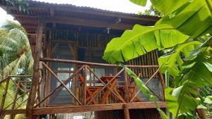 モヨガルパにあるCabañas Privadas Dilanyの大きな窓のある竹の家