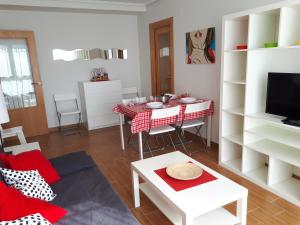 TV a/nebo společenská místnost v ubytování Apartamentos Somo1 + 4 fotografie