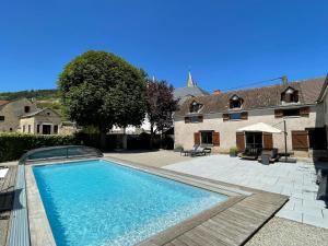 una piscina en el patio de una casa en Maison de Melin, en Auxey-Duresses