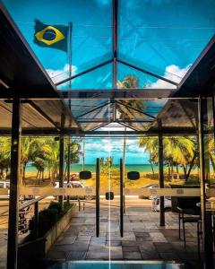 un edificio de cristal con vistas a la playa en Littoral Hotel, en João Pessoa
