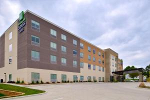 una imagen de un edificio de hotel en Holiday Inn Express & Suites - Ottumwa, an IHG Hotel, en Ottumwa