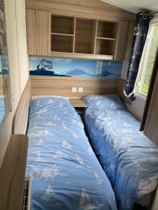 een kleine kamer met een bed en een bed erin bij Blackpool caravans Marton mere in Blackpool