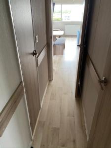 pasillo con puerta abierta a una habitación con suelo de madera en Blackpool caravans Marton mere, en Blackpool