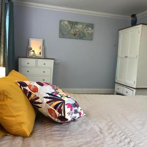 um quarto com uma cama com uma almofada em Carney Apartment em Ardara