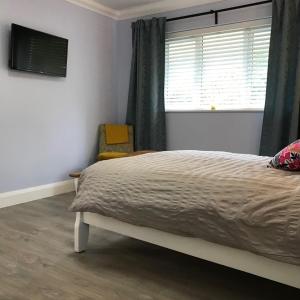 Postel nebo postele na pokoji v ubytování Carney Apartment