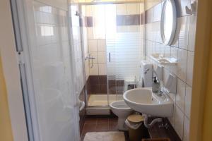 A bathroom at Bossanovolima studios Még 22 kép