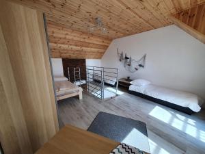 Habitación con cama y escritorio. en Domki Apartamentowe 3Fale en Władysławowo