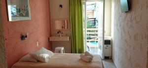 Postel nebo postele na pokoji v ubytování Cleo Rooms 250m from the beach