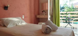 Postel nebo postele na pokoji v ubytování Cleo Rooms 250m from the beach