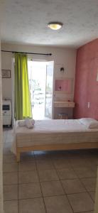 Postel nebo postele na pokoji v ubytování Cleo Rooms 250m from the beach
