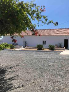 una casa bianca con un vialetto davanti di QUINTA DA CORTE a Santiago do Cacém