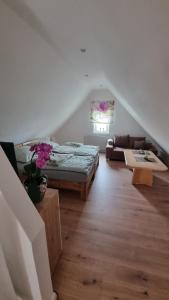 ein Wohnzimmer mit einem Bett und einem Sofa in der Unterkunft Ferienwohnung bei Natie in Brilon