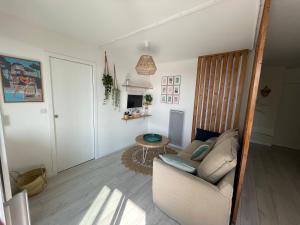 un salon avec un canapé et une table dans l'établissement Appartement de standing, vue sur port de plaisance, à La Baule