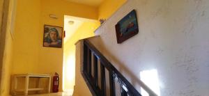 TV a/nebo společenská místnost v ubytování Cleo Rooms 250m from the beach