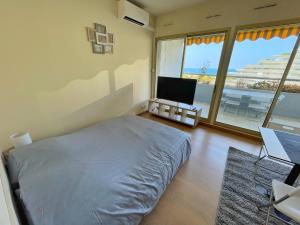 Televízia a/alebo spoločenská miestnosť v ubytovaní #901 MARINA RIVIERA BAY - Studio vue Mer et Port Panoramique