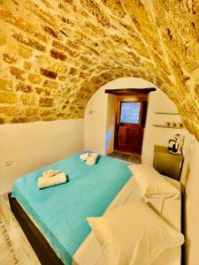 ein Schlafzimmer mit einem Bett mit Handtüchern darauf in der Unterkunft Vecchia Casa kamara in Monemvasia