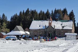 ENJOYHARRACHOV - Atraktivní klidný klimatizovaný apartmán 20 v centru Harrachova s parkováním, Wifi-WLAN, SAT, herní konzolí, Ipad, Netflix zdarma, možností dobíjení auta, výhledem do zahrady a na romantický kostelík v zimě