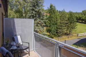 Balkón nebo terasa v ubytování ENJOYHARRACHOV - Atraktivní klidný klimatizovaný apartmán 20 v centru Harrachova s parkováním, Wifi-WLAN, SAT, herní konzolí, Ipad, Netflix zdarma, možností dobíjení auta, výhledem do zahrady a na romantický kostelík
