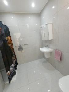 Baño blanco con lavabo y aseo en Double bedroom with private bathroom, NO KITCHEN, en Il-Gżira