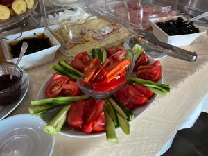 un plato de pimientos y verduras en una mesa en Vila Vista Вила Виста, en Sveti Vlas