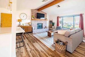Et sittehjørne på Cozy Rustic Home minutes to Joshua Tree Nat'l Park