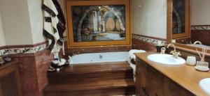 y baño con bañera, lavabo y espejo. en VILLA DOLARETXE by Urdaibai Rentals en Bilbao