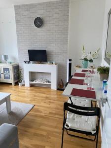 uma sala de estar com uma mesa e uma lareira em Lovely 2-bedroom apartment in Zone 2 London em Londres