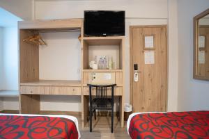 Habitación con escritorio y mesa con silla. en Hotel Roble en Ciudad de México