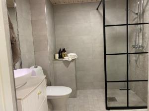 Ванная комната в Moderni ullakkohuoneisto