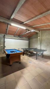 Zimmer mit 2 Tischtennisplatten in der Unterkunft Terra Alta do Furnia in Tui