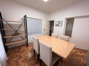- une salle à manger avec une table et des chaises en bois dans l'établissement HERMOSO DEPARTAMENTO EN EDIFICIO MENDOZA CENTRO, à Mendoza