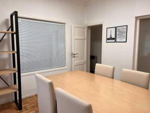 comedor con mesa, sillas y ventana en HERMOSO DEPARTAMENTO EN EDIFICIO MENDOZA CENTRO en Mendoza