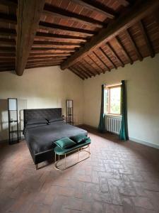 1 dormitorio grande con cama y ventana en Villa Elena, en Orentano