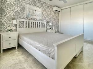 sypialnia z dużym białym łóżkiem w pokoju w obiekcie Porto fino almerimar w Almerimar +25 zdjęć
