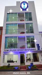 a hotel with a sign on the front of a building at Towers100 Aparta Estudios in Apartadó