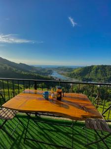 una mesa de madera en la parte superior de un balcón en Habura'da Bungalow, en Rize