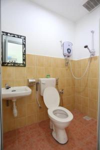 uma casa de banho com um WC e um lavatório em Tengkera Hotel em Malaca