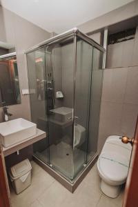 Ένα μπάνιο στο Hotel Los Reyes