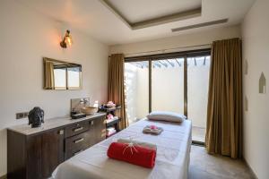 Silver Waves Resort & Spa - Daman客房内的一张或多张床位