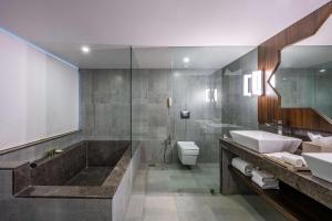 Silver Waves Resort & Spa - Daman的一间浴室