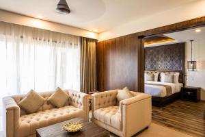 Silver Waves Resort & Spa - Daman的休息区