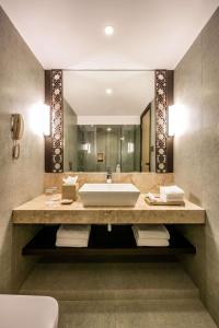 Silver Waves Resort & Spa - Daman的一间浴室