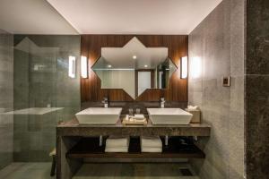 Silver Waves Resort & Spa - Daman的一间浴室